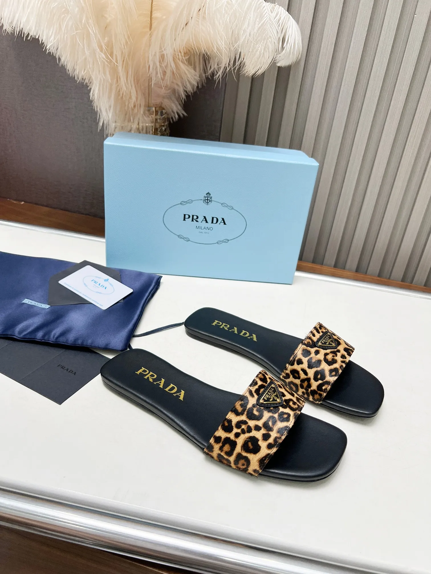 👟👟Ex-factory price 440👟👟 Top version on the market🔥4050SS Prada〰️Triangle logo ✔️Top quality ✔️Elegant, intellectual, retro and cute in one ✔️Upper: original horse hair cowhide ➕Original hardware buckle ✔️Inner: lambskin lining ✔️Original Italian leather outsole ✔️Size: 35-42 (41, 42, customized)